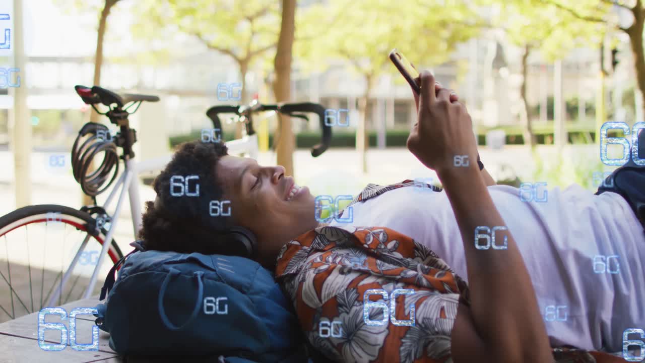animación de textos 6g sobre hombre afroamericano usando teléfono inteligente.