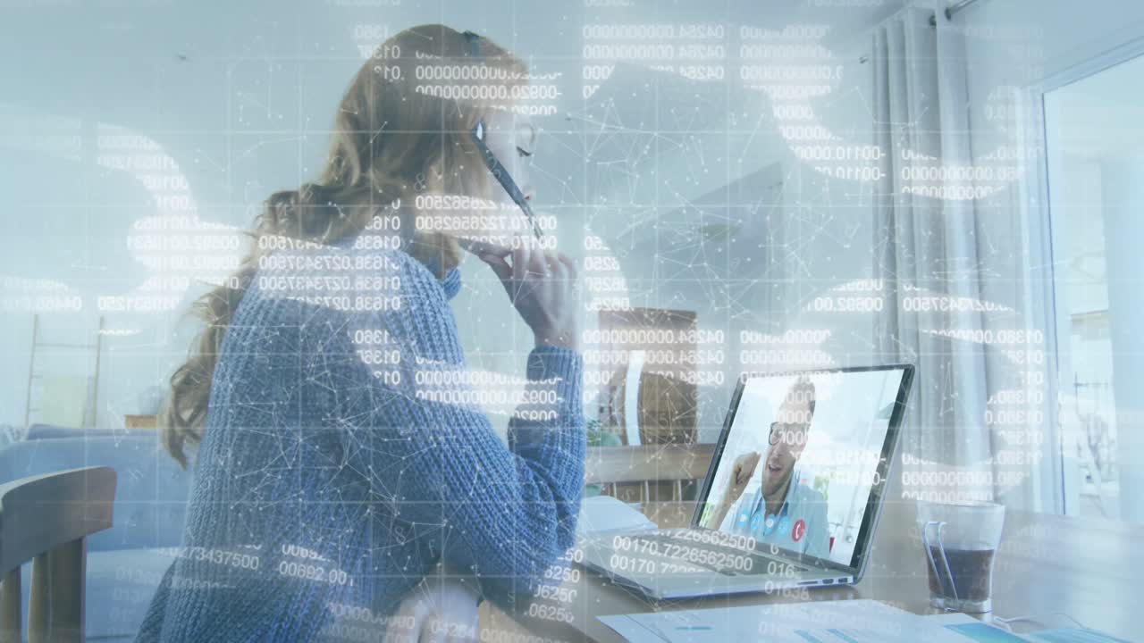 animación de redes sobre cadena de seguridad en línea y mujer de negocios caucásica en videollamada