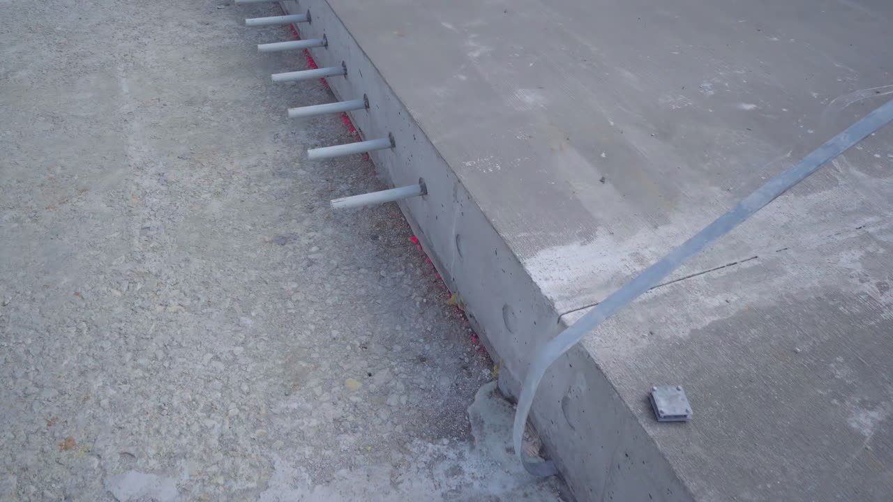 건설 전 조인트가 있는 거대한 현대식 콘크리트 벽 조각, 돌리 포워드