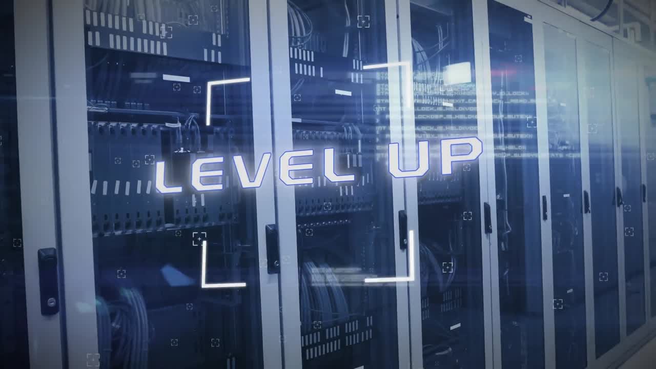 animación de escaneo de alcance sobre el nivel de texto y procesamiento de datos contra la sala de servidores de computadora