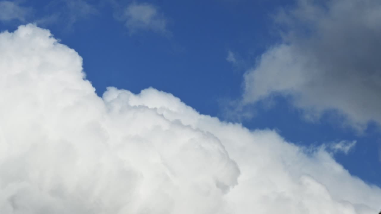 폭풍우 구름이 형성되고 결국 모든 것을  ⁇ 는 시간 흐름