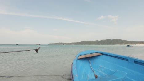 Blick-über-Blaue-Fischerboote-Offenbart-Sarazenbucht-Himmlische-Strandutopie