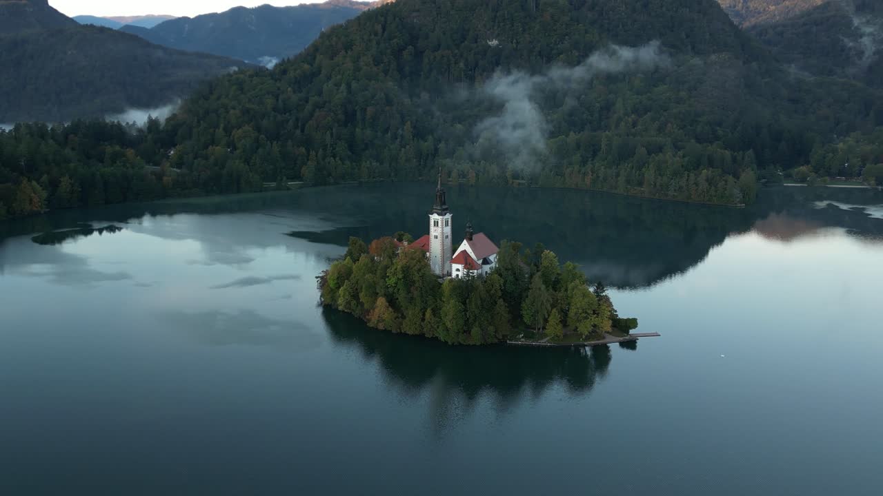 Vista dall'alto sull'isola del Lago di Bled all'alba