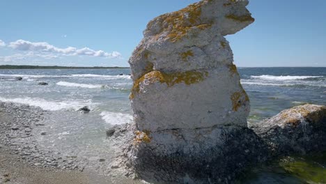 rauk - vista panorámica del seastack, gotland raukfield, suecia