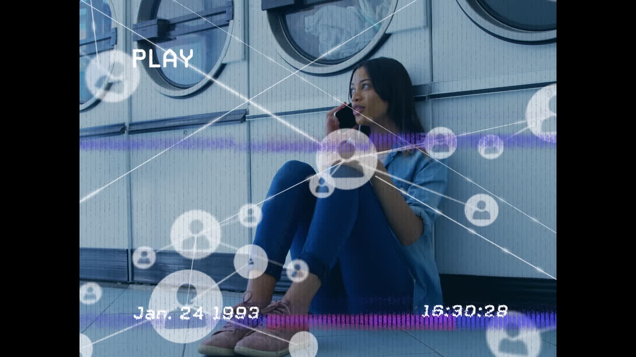 video compuesto de una joven biracial hablando en un teléfono inteligente en una lavandería y iconos de red