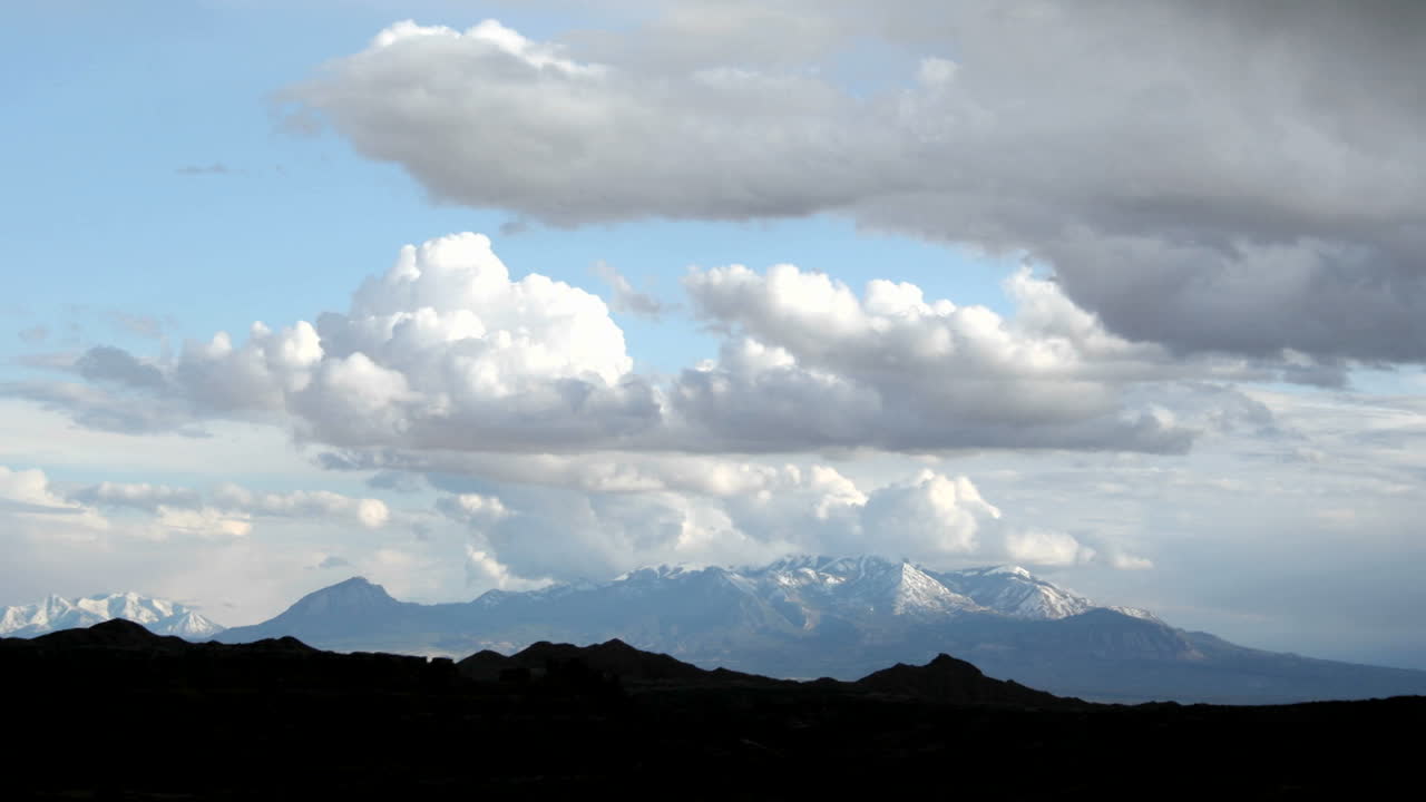 햇빛이 번쩍이는 가운데 고블린 밸리 주립 공원 위로 폭풍 구름이 모입니다.