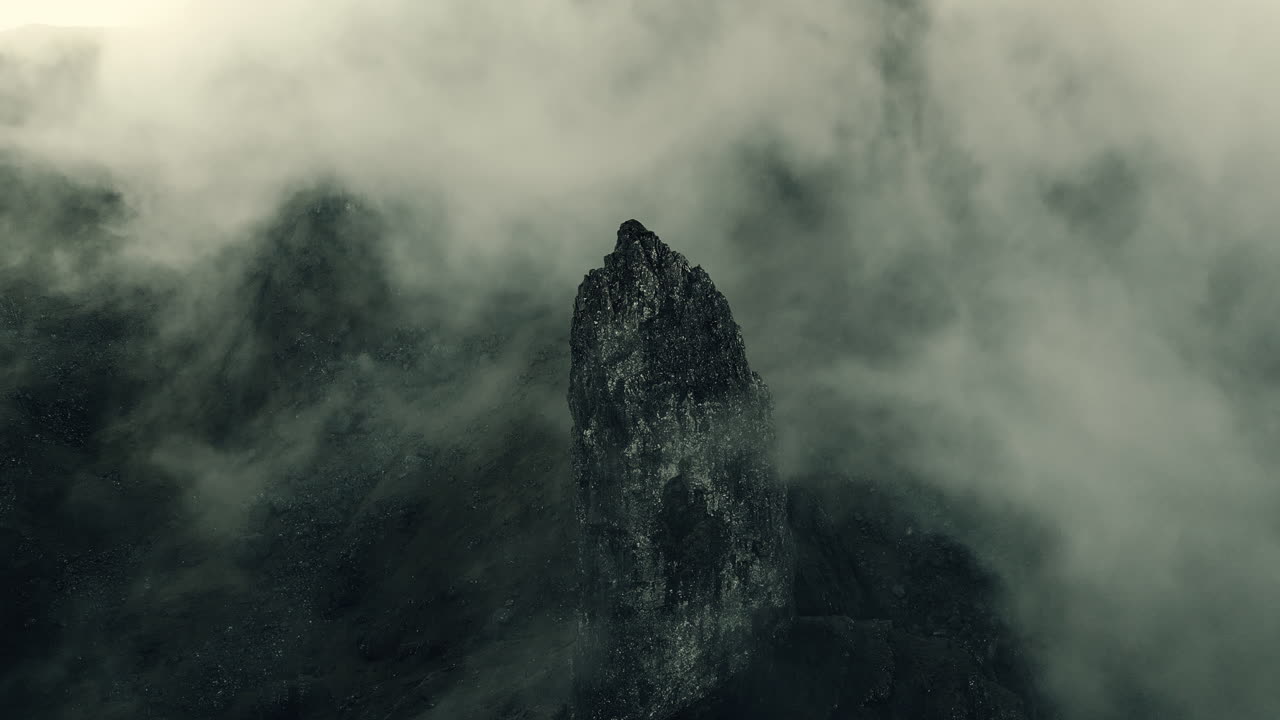 el pico de la montaña de la niebla