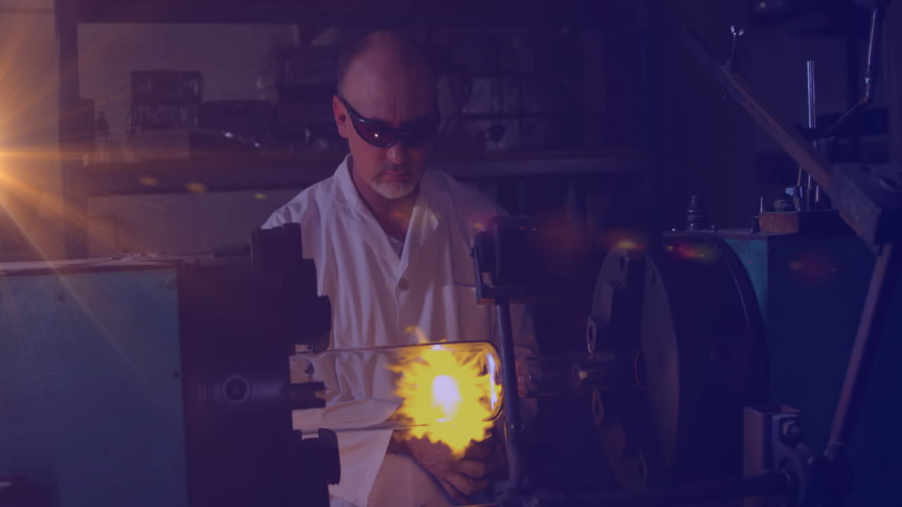 animación de luz brillante sobre el hombre caucásico que trabaja en el taller