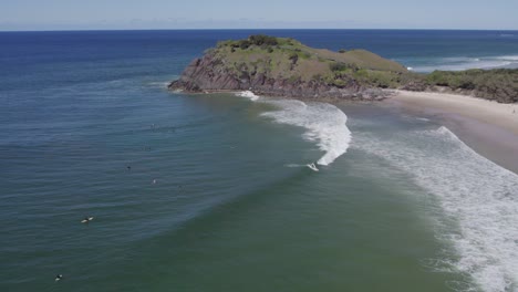 Norries-Headland-Y-La-Playa-De-Cabarita-Con-Surfistas-Montando-Olas-En-El-Océano-En-Nueva-Gales-Del-Sur,-Australia