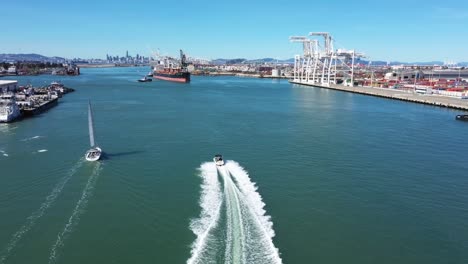 Lancha-Rápida-Pasando-Un-Velero-A-Alta-Velocidad-En-Dirección-A-La-Bahía-De-San-Francisco-En-Un-Día-Claro-Y-Soleado