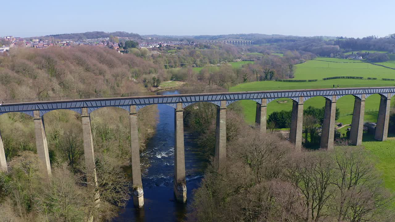 un impresionante viaducto, puente en la hermosa ubicación galesa del acueducto pontcysyllte y la famosa ruta del canal llangollen como un estrecho barco cruza