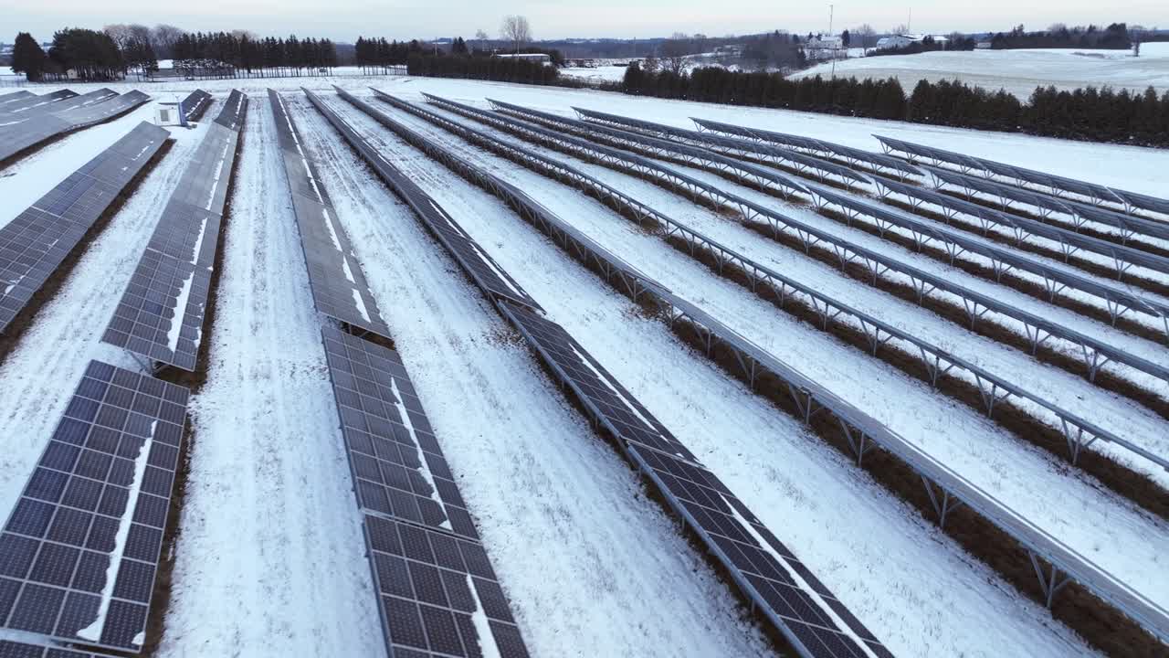 큰 태양광 발전소 위를 내려다보는 영상입니다.