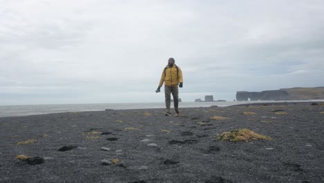 caminando por la playa negra de islandia