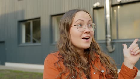 frente al edificio, mujer indecisa pensando, encontrando solución al problema