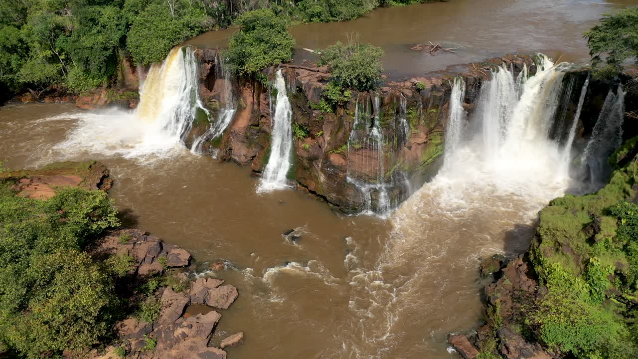 vista aérea de la cascada prata en el parque nacional chapada das mesas
