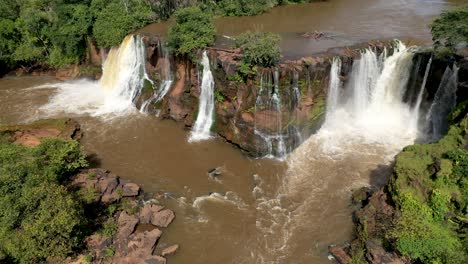 Vista-Aérea-Cascada-Plateada-En-El-Parque-Nacional-Chapada-Das-Mesa