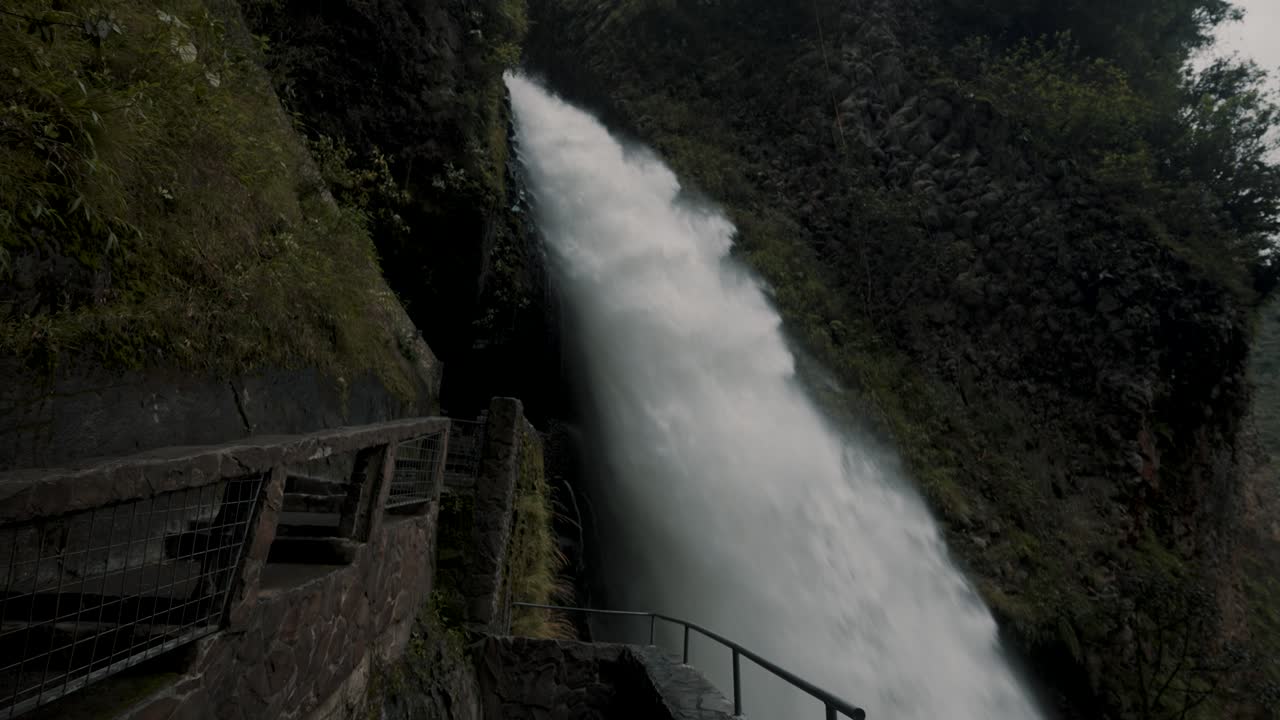 impresionantes vistas de la cascada pailon del diablo cerca de baños de agua santa, ecuador