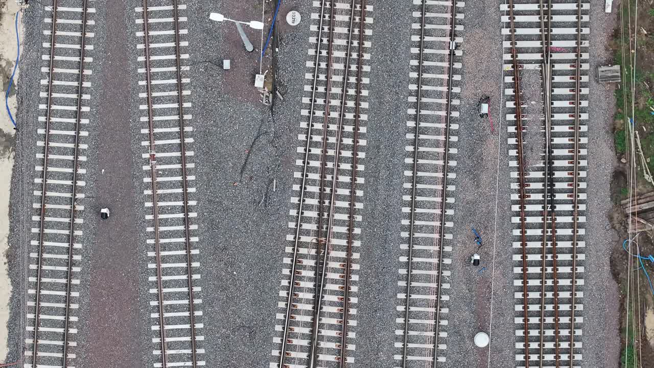 열차 트랙의 위에서 아래로, 느린 드론