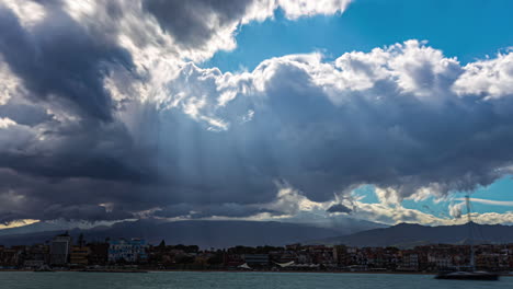 Foto-De-La-Ciudad-Costera-De-Sicilia,-Italia-A-Lo-Largo-De-La-Costa-En-Un-Día-Nublado-En-Timelapse