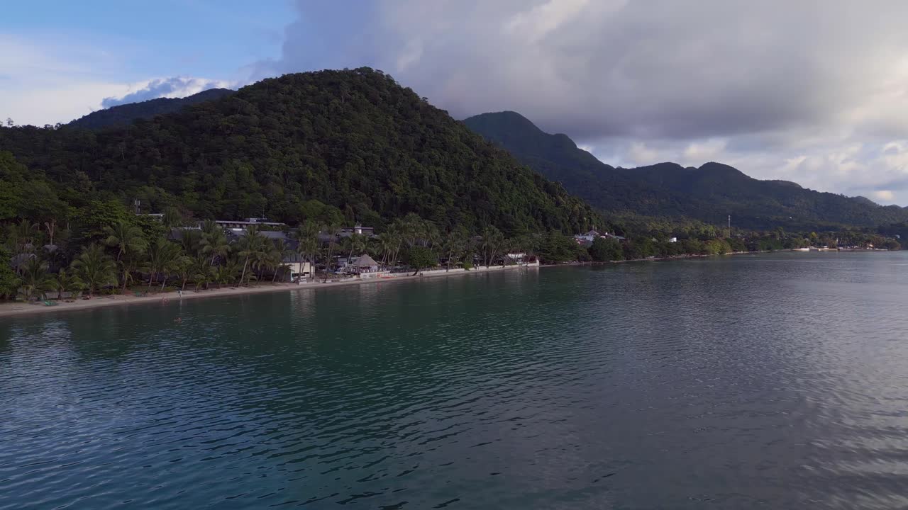 bonita vista aérea desde arriba cabañas de vuelo resort bungalows de playa, selva isla montañosa tailandia 2022