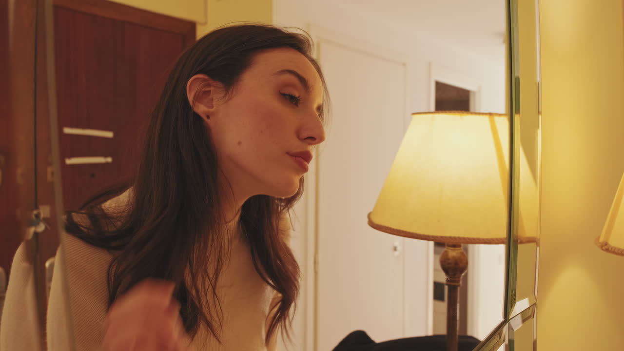 mujer mirando en el espejo