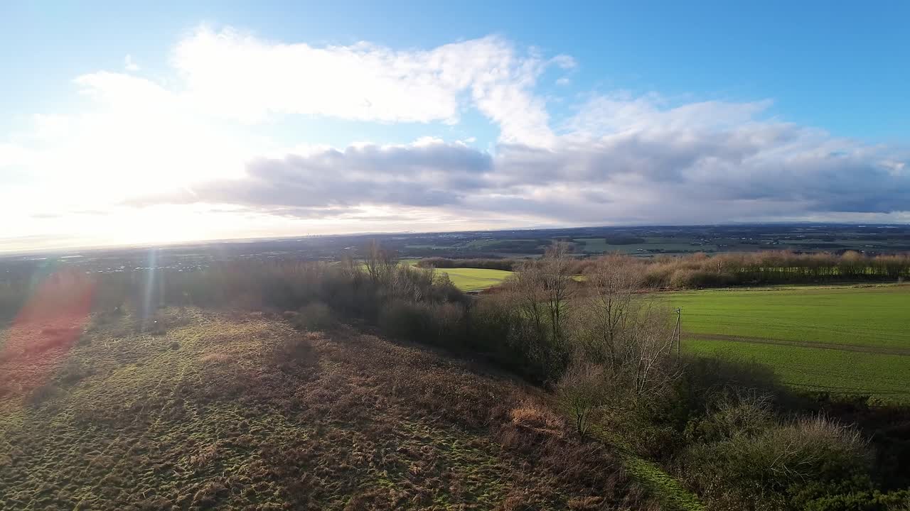 fpv drone volando a través de billinge hill beacon campo de otoño tierras de cultivo de lancashire