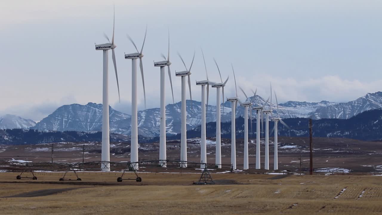 앨버타 남서부 초원 지역의 돌풍 치누크 바람에 의해 구동되는 풍력 터빈의 겨울 풍경