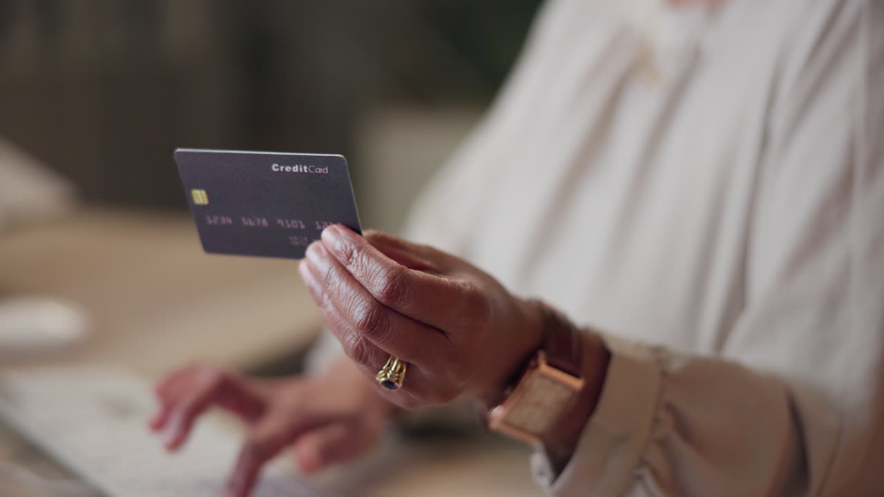 mujer con una tarjeta de crédito