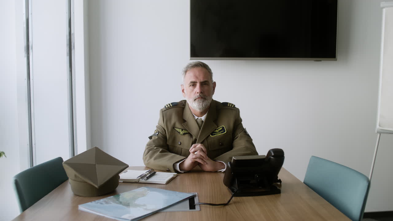 hombre viejo posando en la oficina