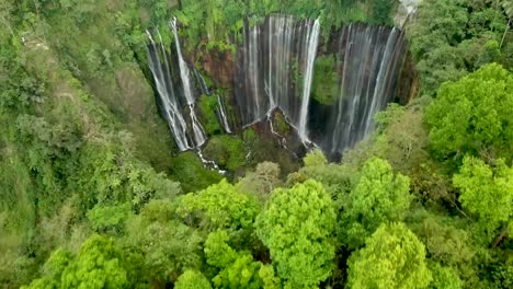 tiro de drone de la cascada tumpak sewu en java, indonesia