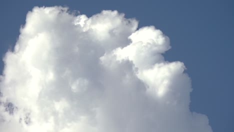 Vídeo-Timelapse-Que-Captura-El-Rápido-Movimiento-De-Oscuras-Nubes-De-Lluvia-En-El-Cielo.