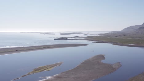 Desembocadura-Del-Delta-Del-Río-En-El-Fiordo-Breiðdalsvík-En-El-Este-De-Islandia,-Antena