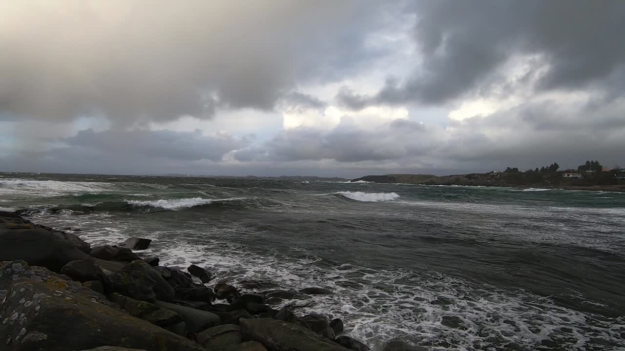 폭풍우가 몰아치는 오후에 운전