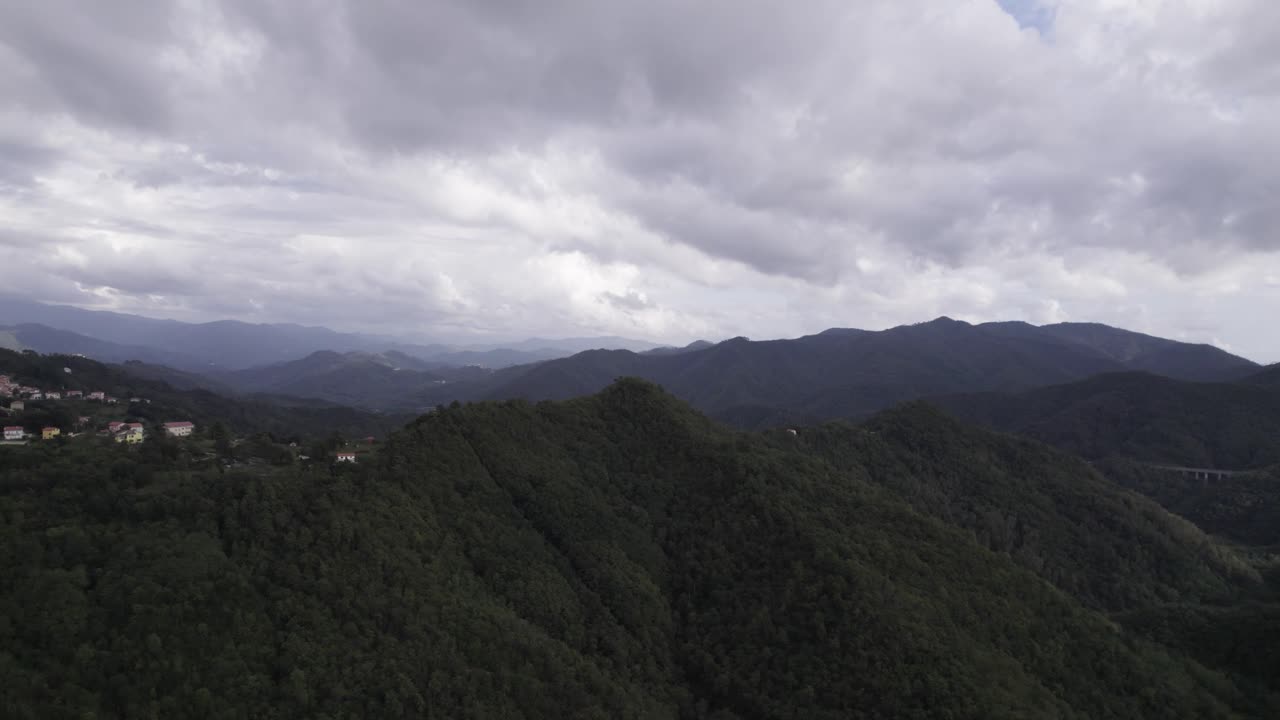 fascinante toma de video volando sobre el área del paso de bracco y sus alrededores