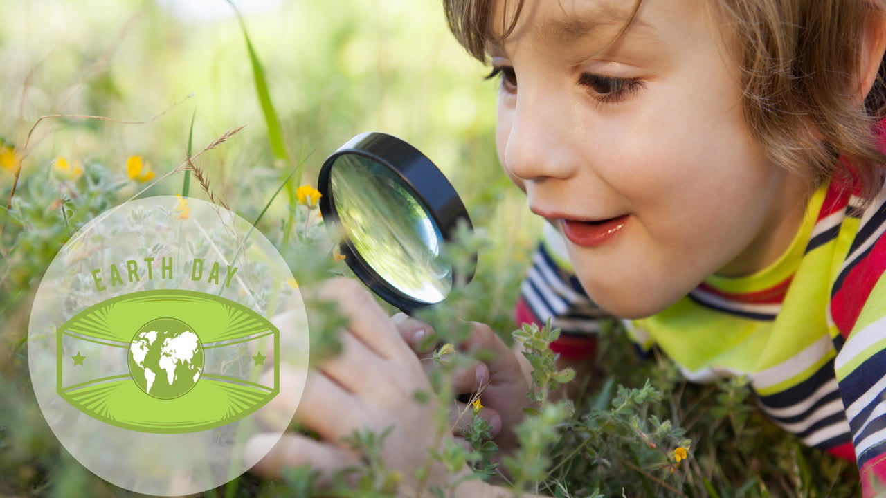 animación del texto del día de la tierra y el logotipo del globo sobre un niño feliz en la naturaleza usando lupa