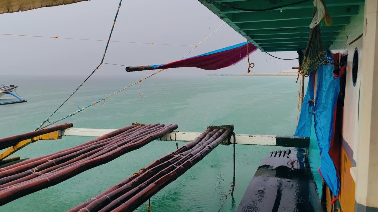 Calma e pioggia sulla barca da pesca