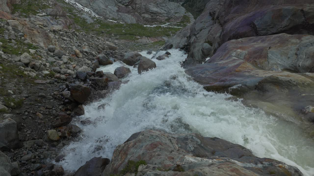 alto ángulo de primer plano del voladizo de la cascada en valmalenco, cámara lenta, día