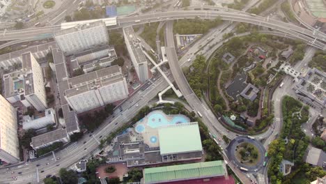 tráfico diario en el centro de hong kong rodeado de rascacielos de la ciudad, vista aérea
