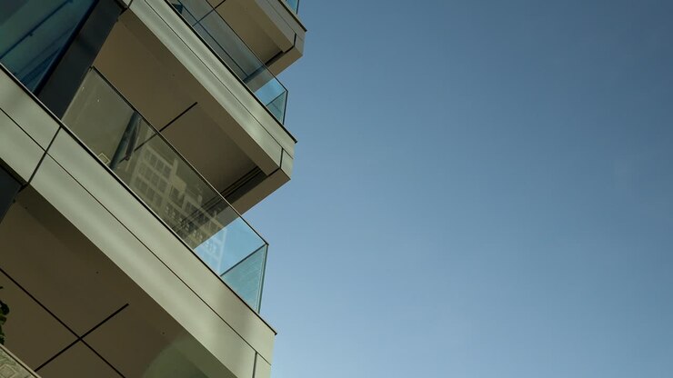 Edificio di appartamenti di lusso con balconi in vetro, architettura moderna.