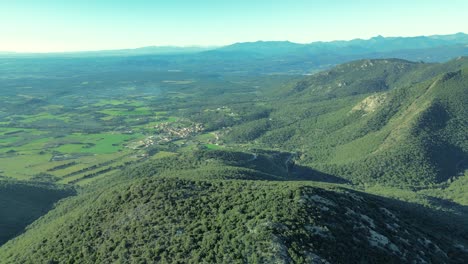 Vuelo-Alto-En-Los-Pirineos-Con-Una-Vista-Increíble-Del-Planeta-Verde