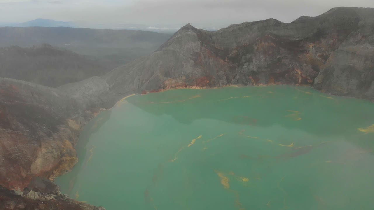 Vulkanische zonsopgang bij Kawah Ijen. Indonesië, Java