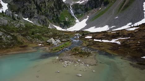 低空飛翔在青<unk>色水晶清晰的阿爾卑斯湖上空,空中拍攝,西kootenays, 1 2