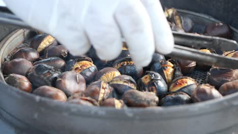 castañas asadas en preparación