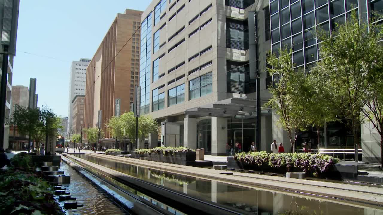 급행열차는 춤추는 분수와 함께 휴스턴 시내를 빠르게 이동합니다 4