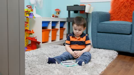 un bebé mirando una tableta digital 4k