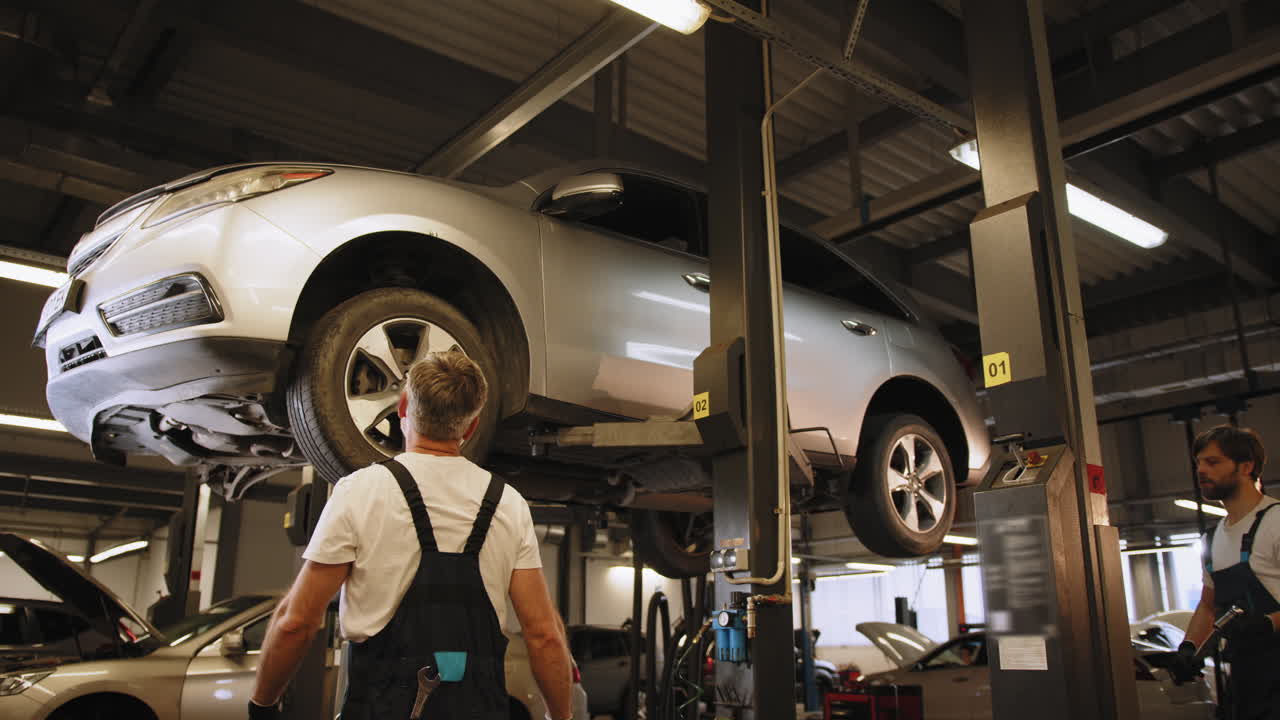 reparación y mantenimiento de automóviles en un garaje