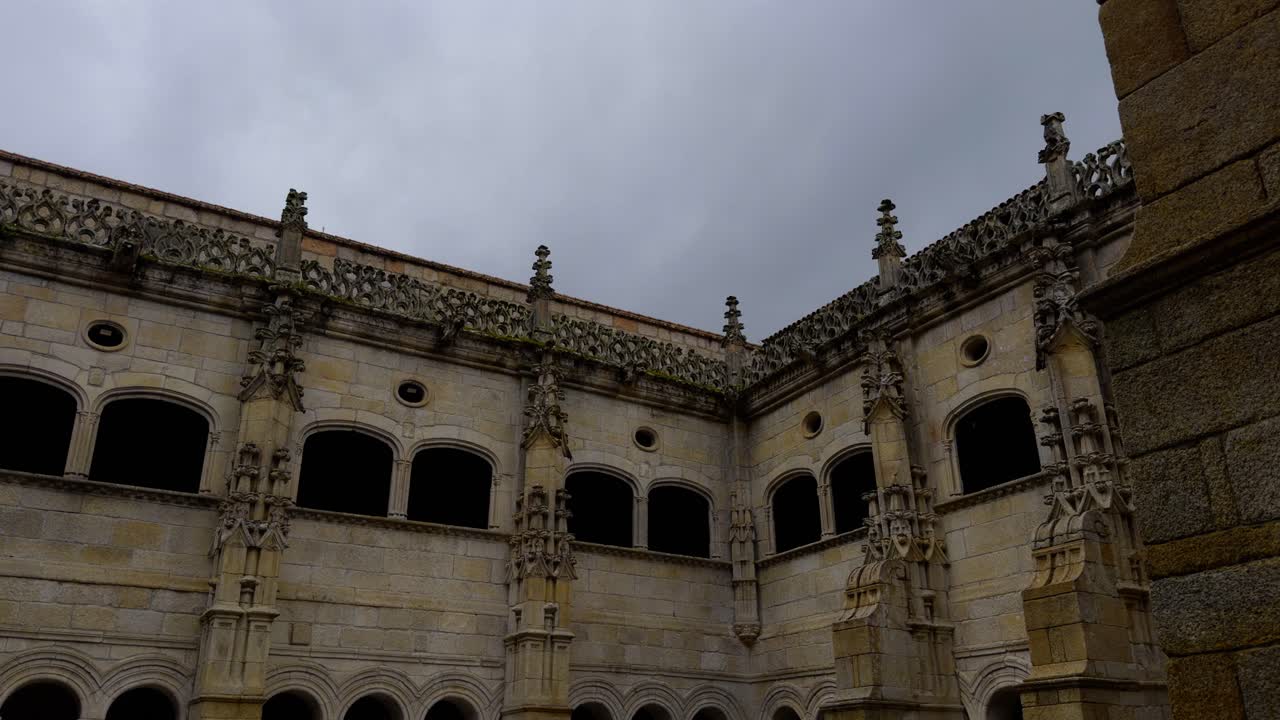 Cortile interno del Monastero di Santo Estevo in un giorno di pioggia, Galizia, Spagna