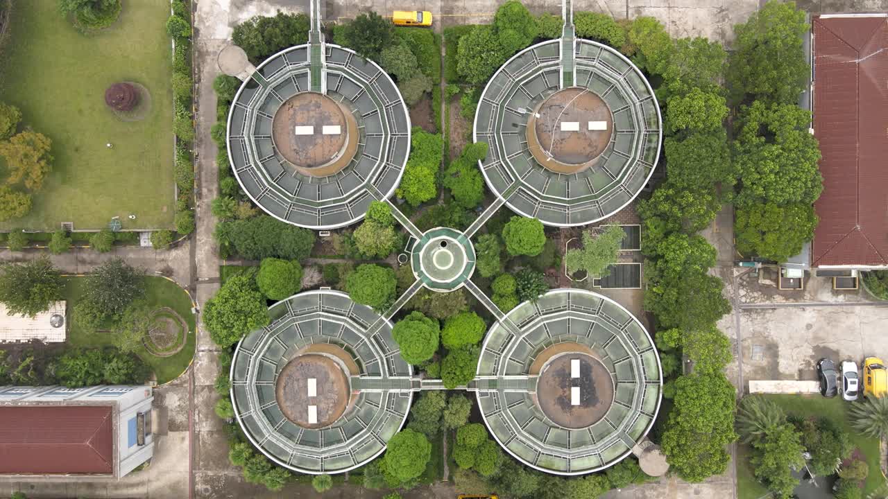 воздушное изображение очистной станции сточных вод с резервуарами, деревьями