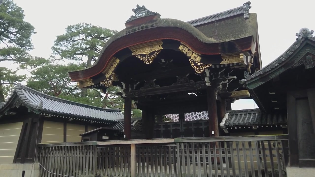 Kenshunmon-porten, udsmykket arkitektur, Kyoto Kejserpalads Japan, gåtur POV i turistmål, japansk historisk destination