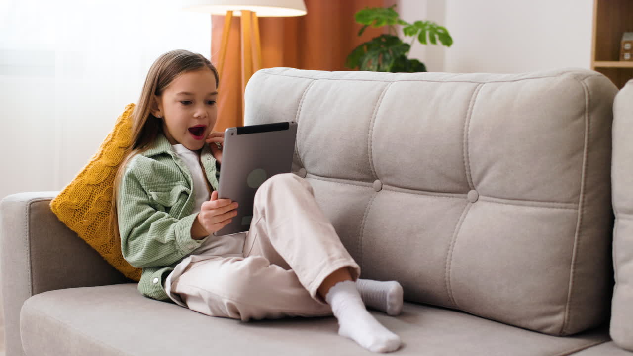 niña pequeña en la sala de estar